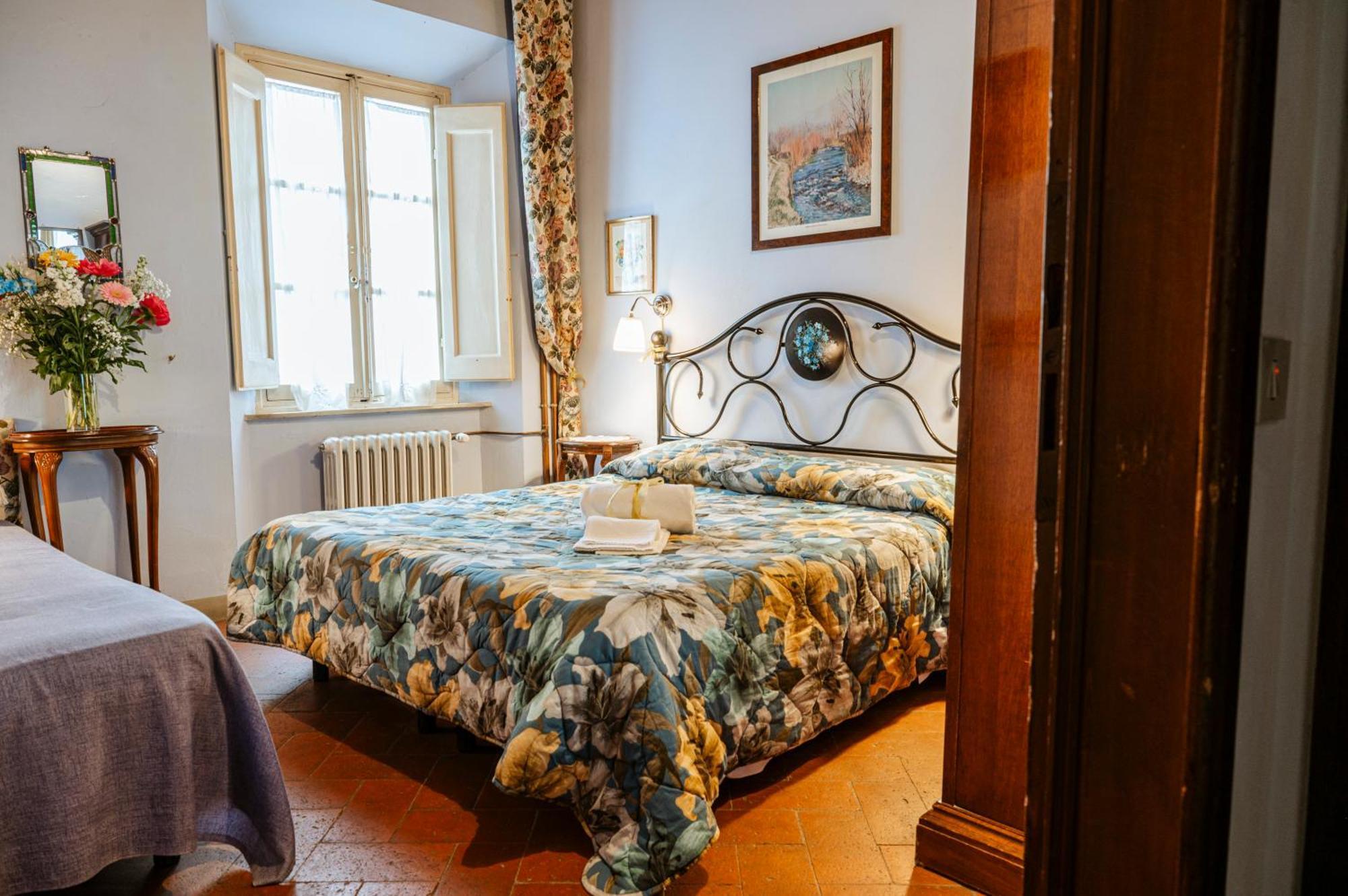 Antica Casa Dei Rassicurati Bed and Breakfast Montecarlo Buitenkant foto