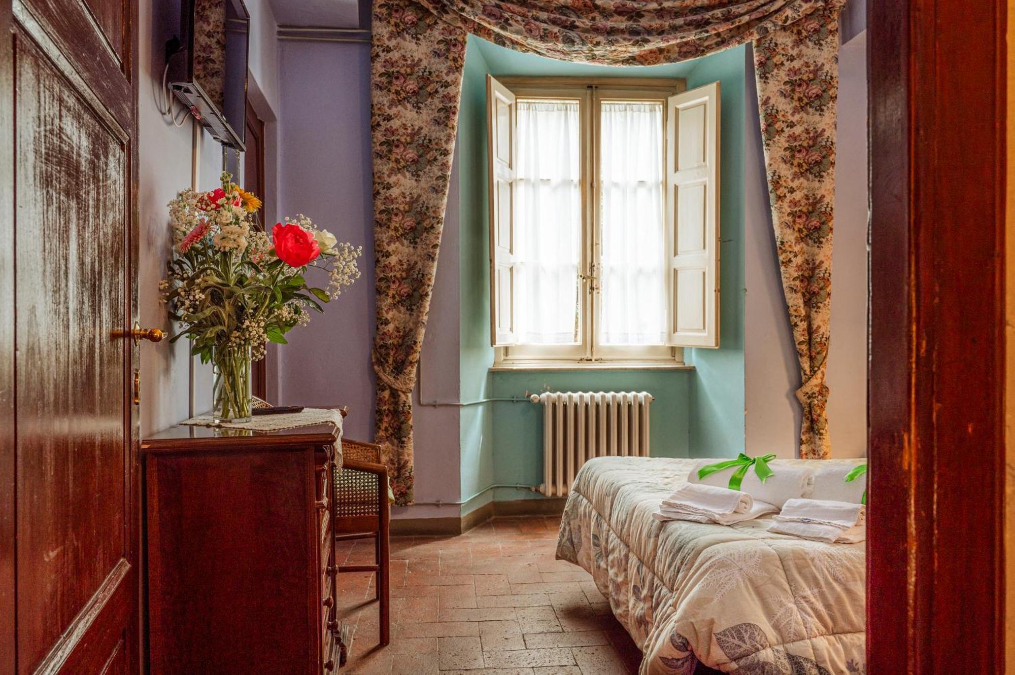 Antica Casa Dei Rassicurati Bed and Breakfast Montecarlo Buitenkant foto