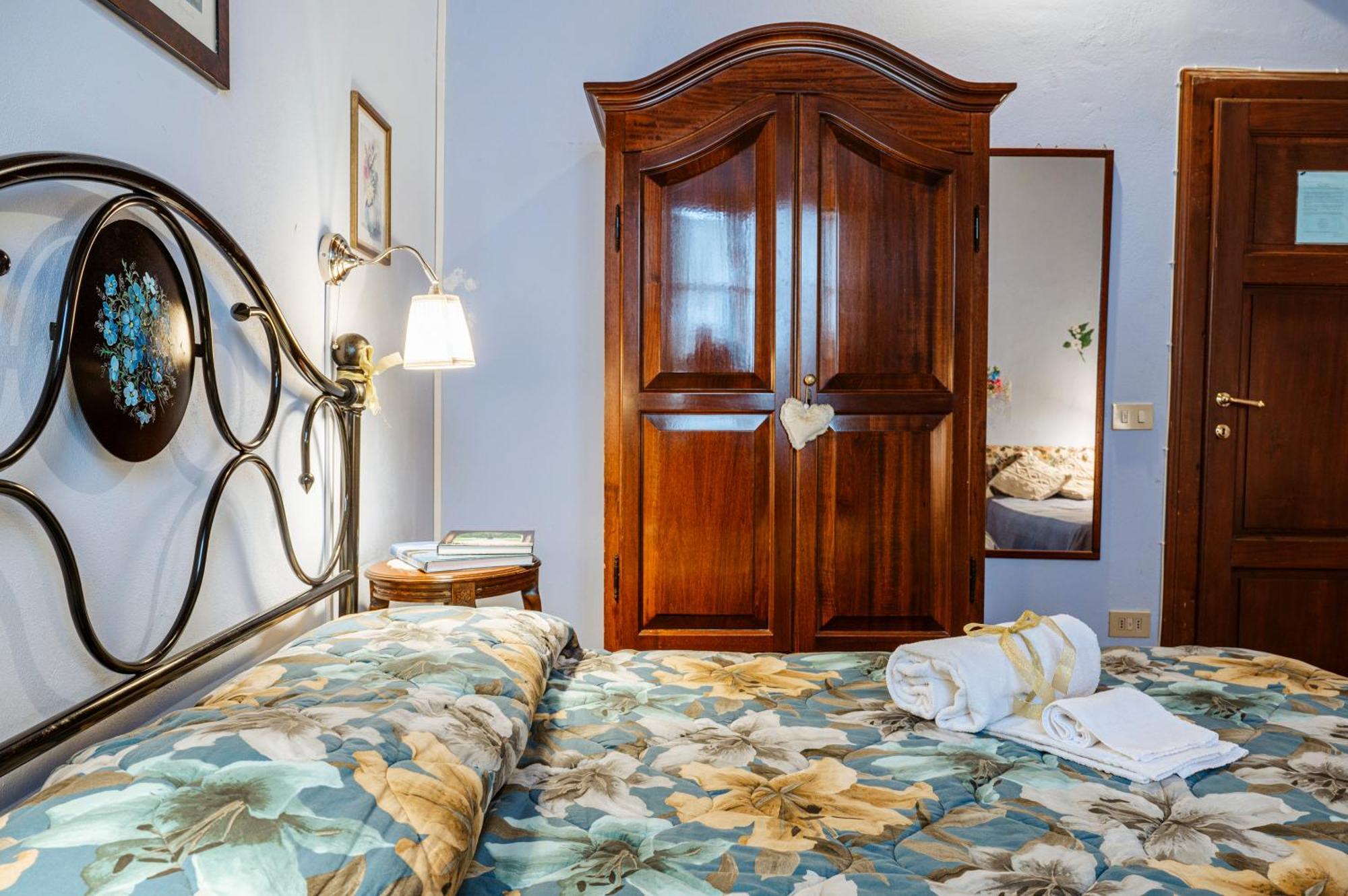 Antica Casa Dei Rassicurati Bed and Breakfast Montecarlo Buitenkant foto